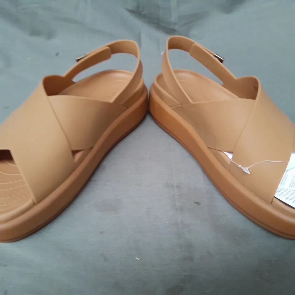 BOXED PAIR OF CROCS BROOKLYN LUXE CROSS STRAP SANDALS IN MOCHA UK SIZE 5