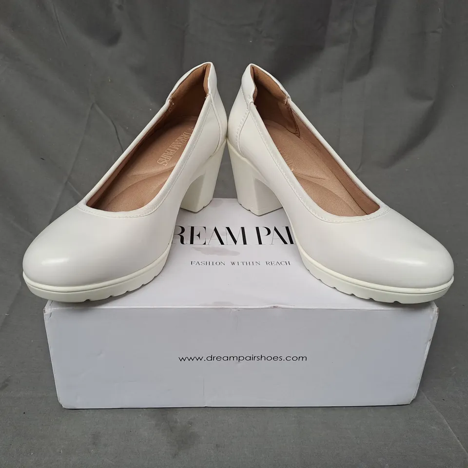 BOXED PAIR OF DREAM PAIRS BLOCK HEEL SLIP-ON SHOES IN WHITE UK SIZE 4