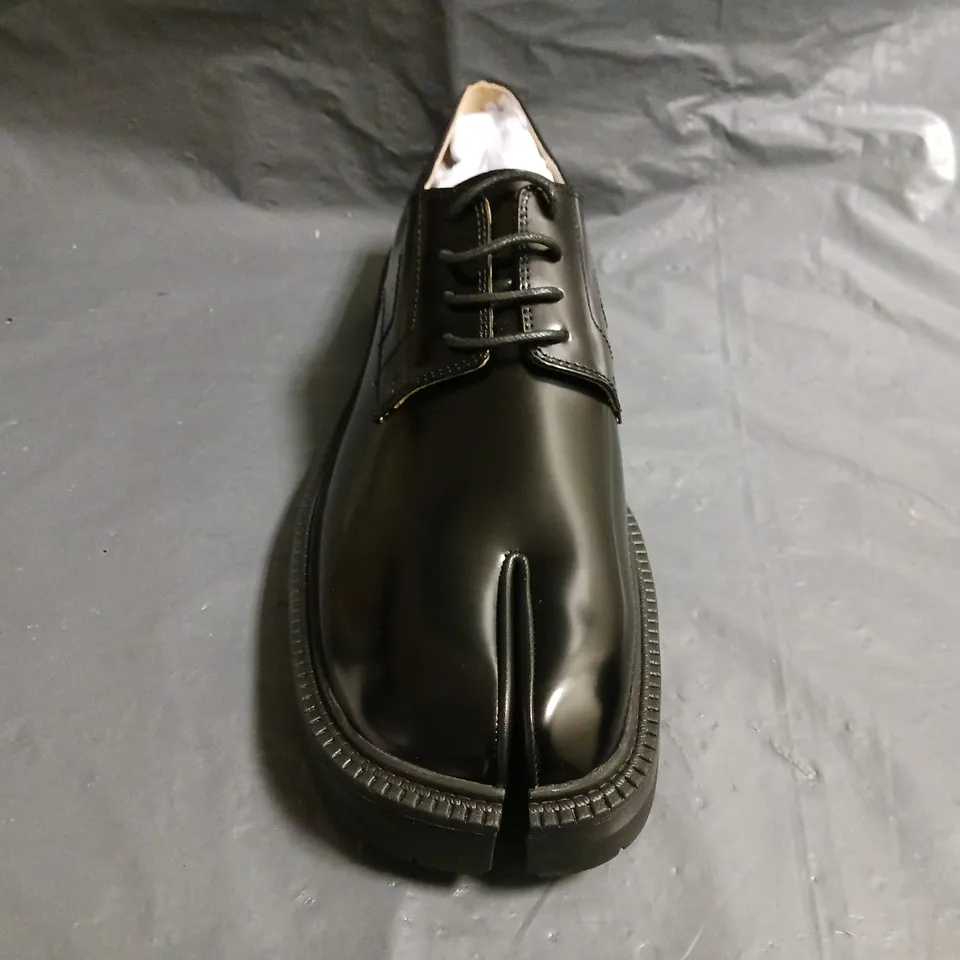 BOXED PAIR OF WOODCHUCKSATO SPLIT TOE SHOES IN BLACK SIZE EU 44