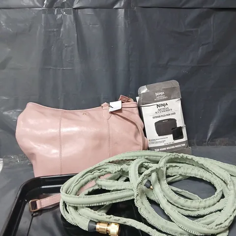 APPROXIMATELY 12 ASSORTED ITEMS TO INCLUDE ASHWOOD LEATHER SHOULDER BAG, EXPANDABLE HOSE, NINJA OUTDOOR PIZZA OVEN COVER, ETC