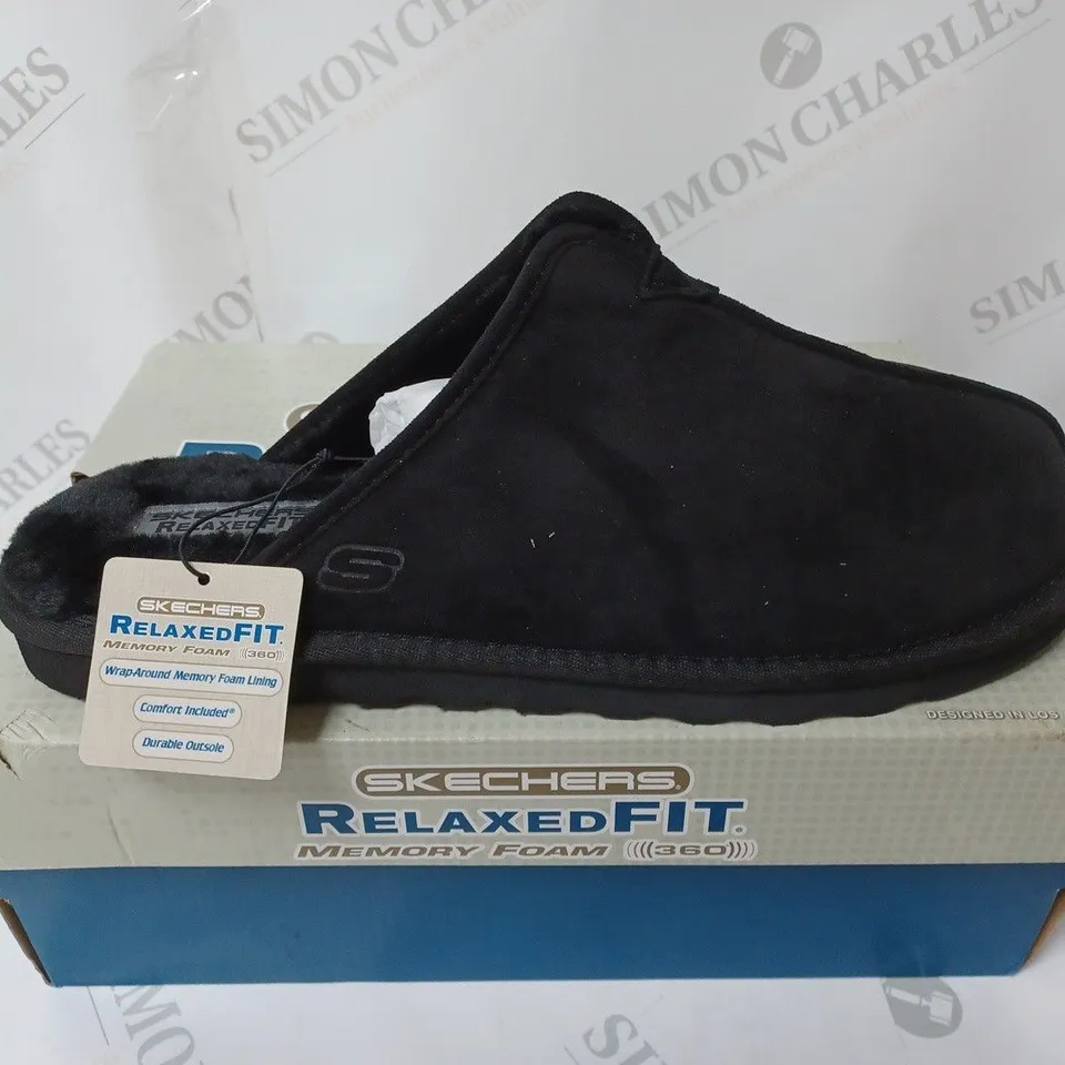 BOXED PAIR OF SKECHERS MEN'S RENTEN PALCO SLIPPERS IN BLACK - SIZE 9 