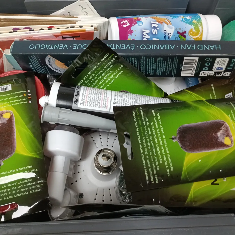 APPROXIMATELY 12 ASSORTED HOUSEHOLD ITEMS TO INCLUDE PVA BAGS, SIKAFLEX - 522, FOAM CLEANER, ETC