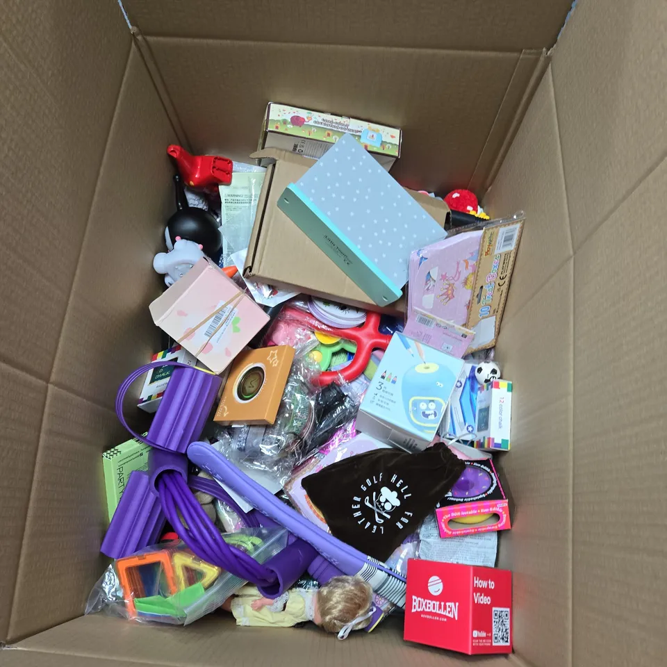 BOX OF ASSORTED TOYS INCLUDING ANIMAL ANTICS GAME , COLOUR CHALKS , EARLY EDUCATION DEVICE AND VARIOUS SOFT TOYS 
