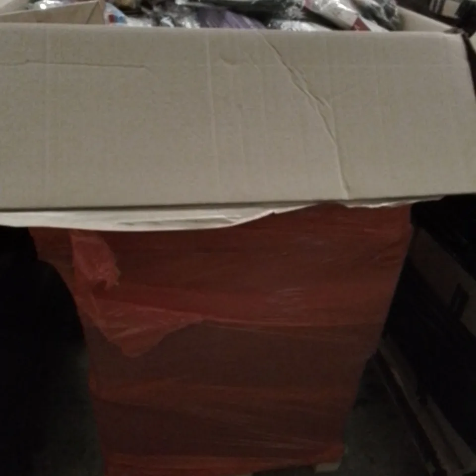 PALLET OF APPROXIMATELY ASSORTED HOUSEHOLD ITEMS TO INCLUDE PHONE CASES , DECORATIVE ITEMS AND TABLE TOYS 