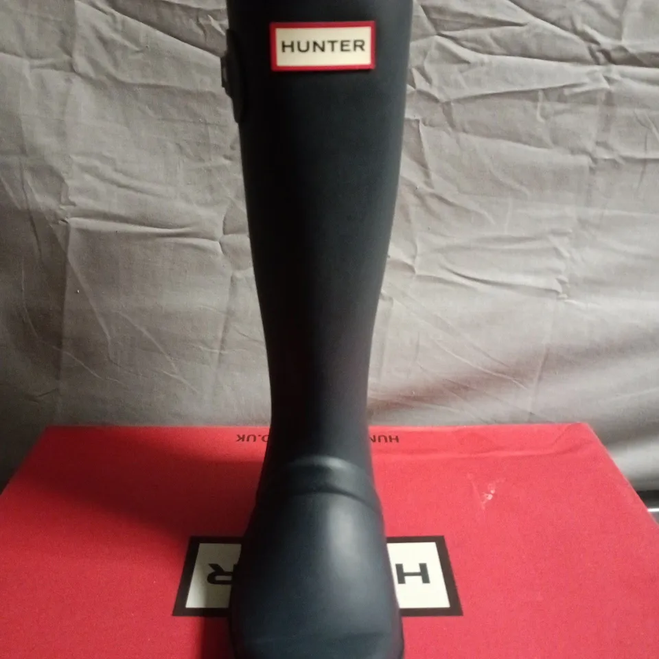 BOXED PAIR OF HUNTER WELLINGTON BOOTS – UK SIZE J3