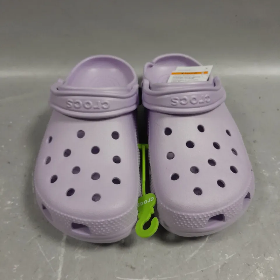 BOXED PAIR OF CROCS ROOMY FIT CLASSIC SLIP ON - 6