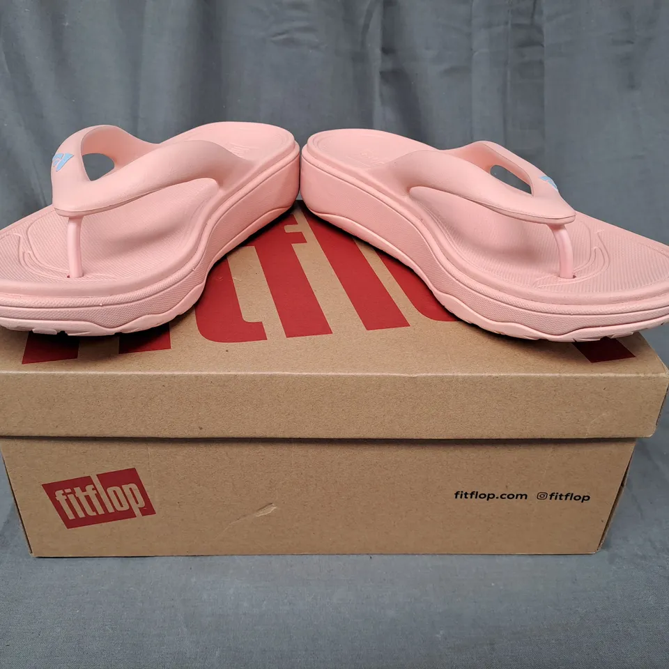 BOXED PAIR OF FITFLOP RELIEF RECOVERY TOE-POST SANDALS IN PINK UK SIZE 6