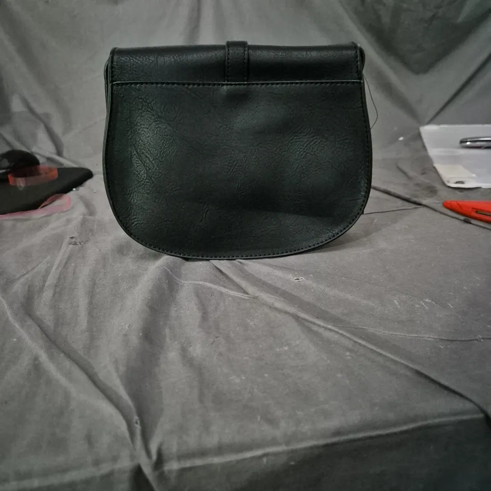 AFKOMST BLACK LEATHER CROSSBODY BAG WITH FRONT BUCKLE