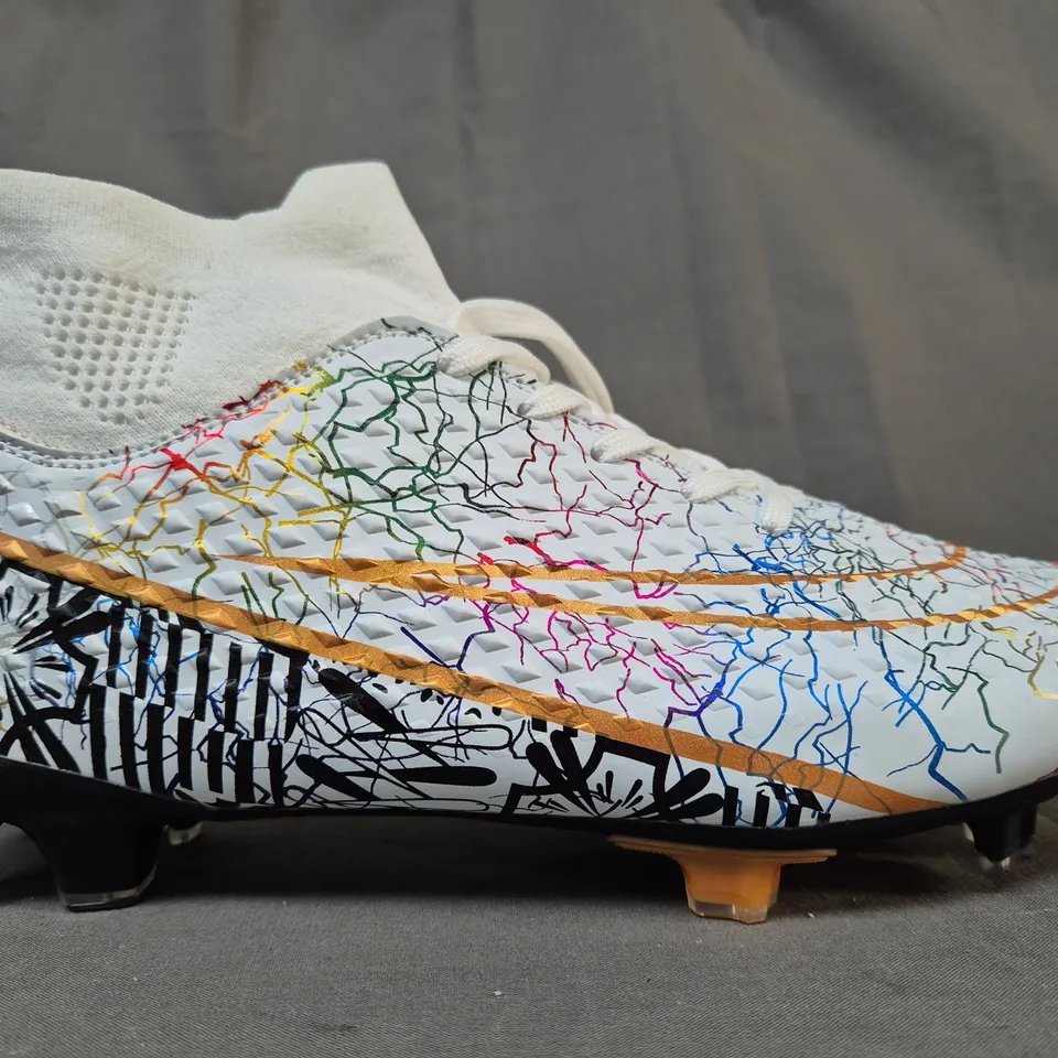 BOXED PAIR OF DESIGNER FOOTBALL BOOTS IN WHITE/MULTICOLOUR EU SIZE 39