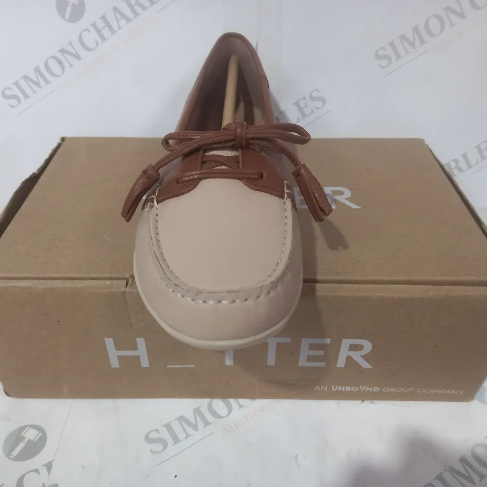 BOXED PAIR OF HOTTER LOAFERS IN CREAM/TAN UK SIZE 6