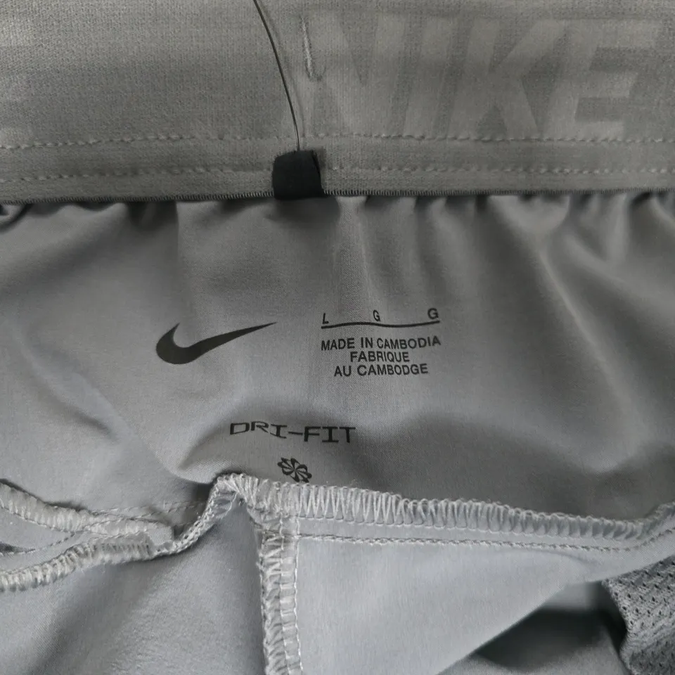 NIKE UNLIMITED DRI-FIT TRAINING TROUSERS – LIGHT GREY, UK LARGE (L)