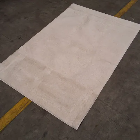 RECTANGULAR WHITE SHAG RUG APPROXIMATELY 120Γ180CM