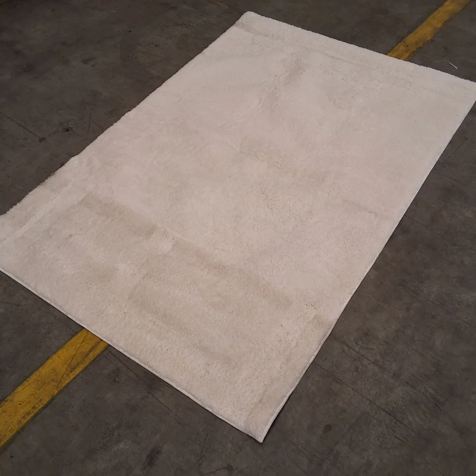 RECTANGULAR WHITE SHAG RUG APPROXIMATELY 120×180CM