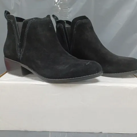 BOXED PAIR OF SKECHERS TEXAS RODEO NIGHT BOOTS IN BLACK SIZE 5