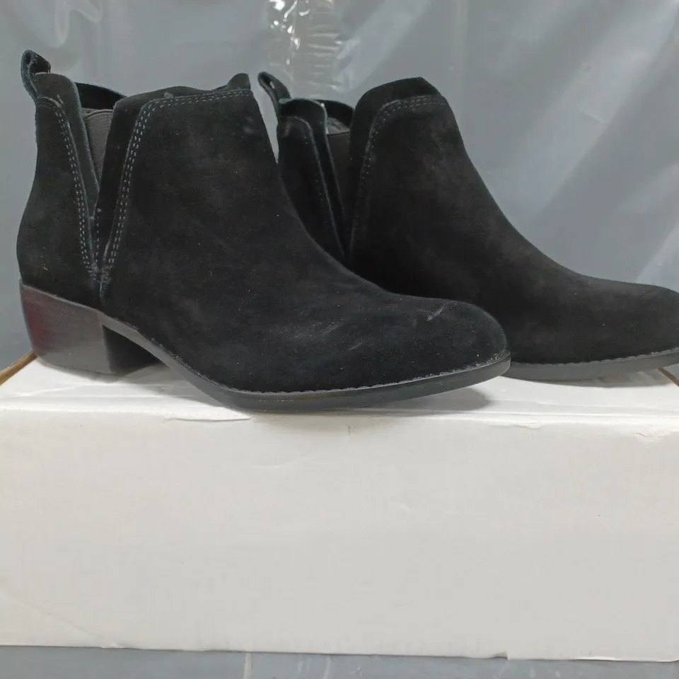 BOXED PAIR OF SKECHERS TEXAS RODEO NIGHT BOOTS IN BLACK SIZE 5