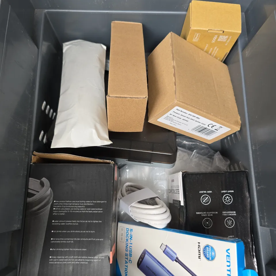 APPROXIMATELY 10 ASSORTED HOUSEHOLD ITEMS TO INCLUDE COFFEE MUG, USB C DOCKING STATION, MOSQUITO KILLING LAMP ETC