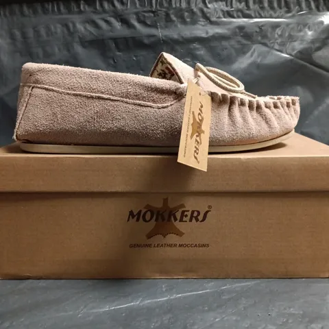 BOXED PAIR OF MOKKERS LILY LADIES SUEDE MOCCASIN SLIPPERS IN DUSTY PINK SIZE 6