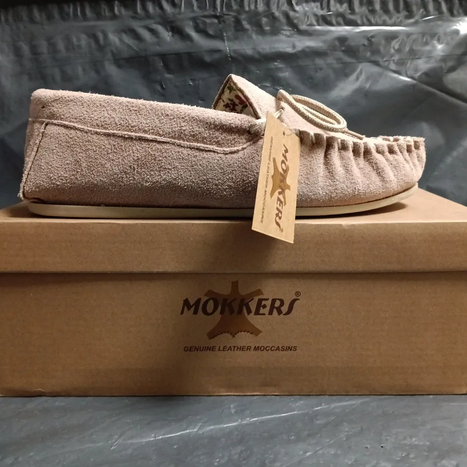 BOXED PAIR OF MOKKERS LILY LADIES SUEDE MOCCASIN SLIPPERS IN DUSTY PINK SIZE 6