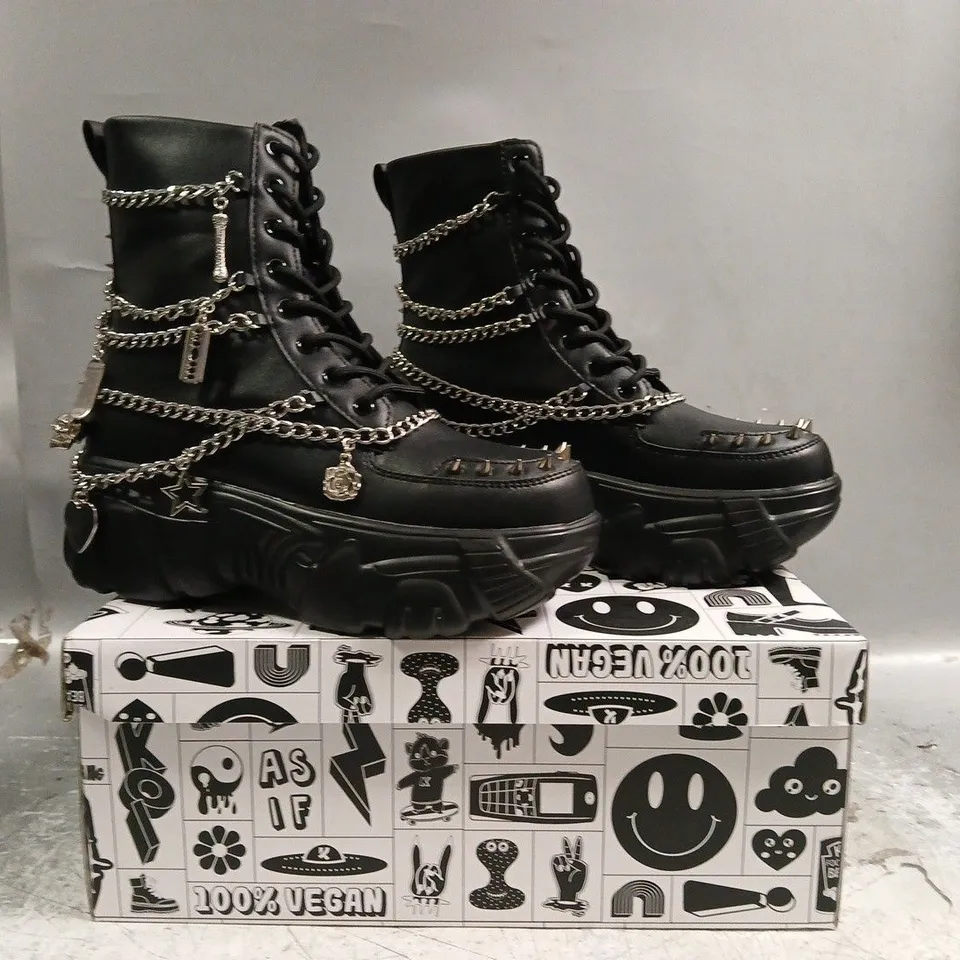 BOXED PAIR OF KOI BONED CATCH BLACK MYSTIC CHARM BOOTS IN BLACK SIZE UK 4
