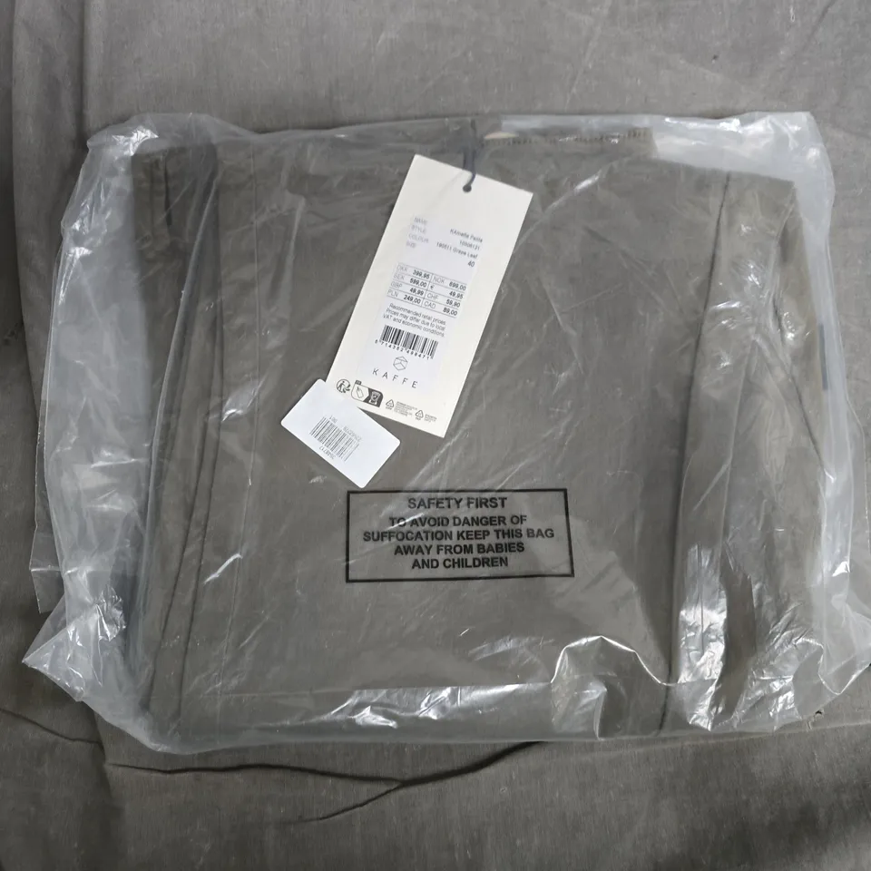 BAGGED KAFFE KAMETTE PANTS IN GRAPE LEAF - SIZE 40