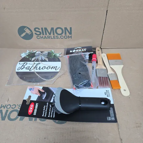 TOTE OF APPROXIMATELY 15 ASSORTED HOUSEHOLD ITEMS TO INCLUDE BATHROOM SIGN, OXO GOOD GRIP BRUSH, KOMBAT PARA CORD, BRUSHES ETC