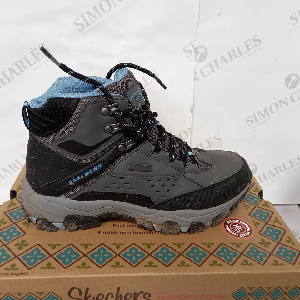 BOXED PAIR OF SKECHERS CHARCOAL HIKERS BOOTS  - SIZE 5