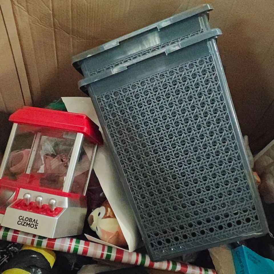 PALLET OF ASSORTED HOUSEHOLD AND CLOTHING ITEMS TO INCLUDE KIDS ROLLER SKATES, TOWEL BAIL AND LARGE DESSERT PLUSHIE