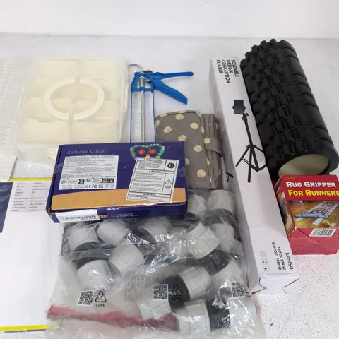 LOT OF APPROXIMATELY 30 ASSORTED HOUSEHOLD ITEMS TO INCLUDE ORGANISER TRAYS, SPORTS ROLLER AND TRIPOD STAND