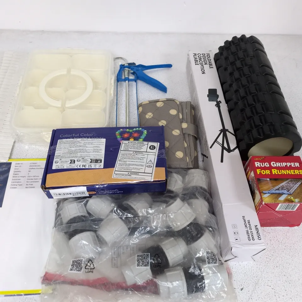 LOT OF APPROXIMATELY 30 ASSORTED HOUSEHOLD ITEMS TO INCLUDE ORGANISER TRAYS, SPORTS ROLLER AND TRIPOD STAND