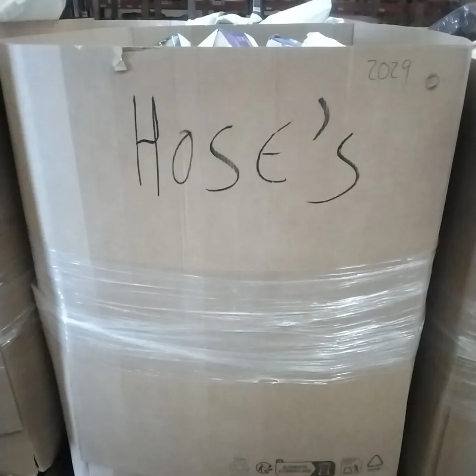 A PALLET CONTAINING ASSORTED GARDEN HOSES, EXPANSION HOSES ETC