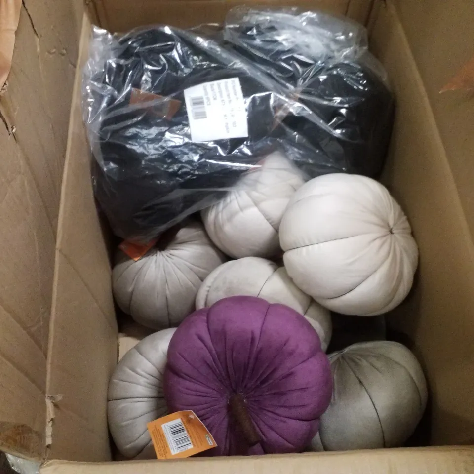 PALLET CONTAINING LARGE QUANTITY OF ASSORTED HALLOWEEN PLUSH PUMPKINS