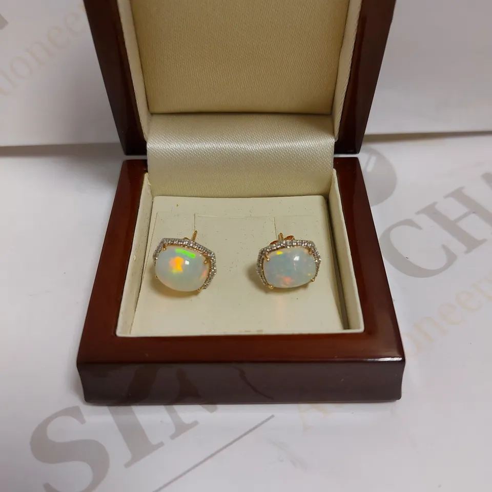 BOXED DESIGNER STYLE GOLD EFFECT STUD EARRINGS WITH PEARL EFFECT STONE