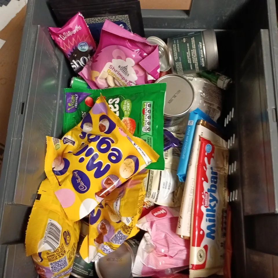 APPROXIMATELY 12 ASSORTED FOOD AND DRINKS ITEMS TO INCLUDE - HUEL BLACK EDITION CHOCOLATE DRINK, TESCO PENNE PASTA, KOHINOOR BUTTER CHICKEN SAUCE ETC 