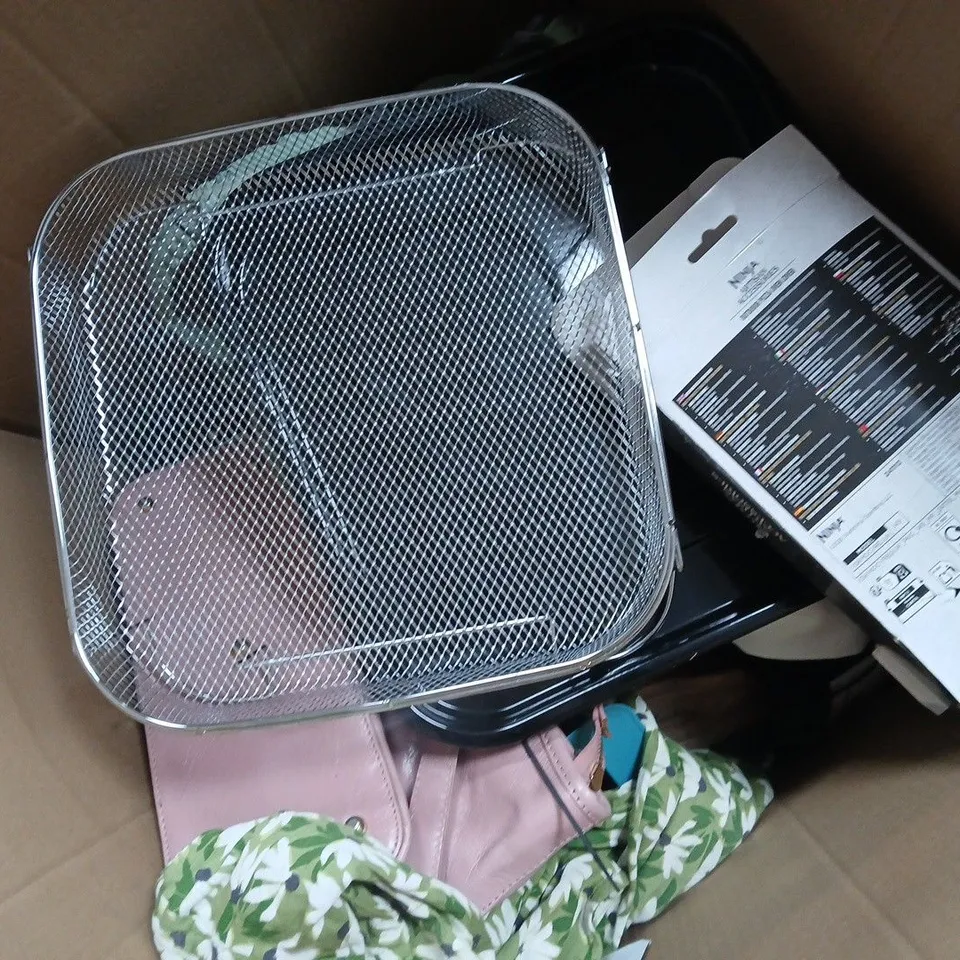 APPROXIMATELY 12 ASSORTED ITEMS TO INCLUDE ASHWOOD LEATHER SHOULDER BAG, EXPANDABLE HOSE, NINJA OUTDOOR PIZZA OVEN COVER, ETC