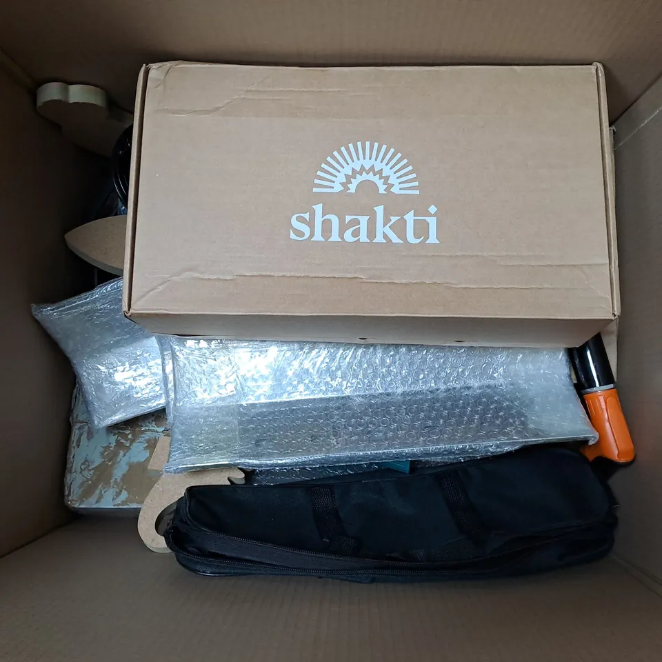APPROXIMATELY 10 ASSORTED HOUSEHOLD ITEMS TO INCLUDE SHATKI MAT, SMALL BAG, BBQ GRIL ACCESSORY, ETC - COLLECTION ONLY