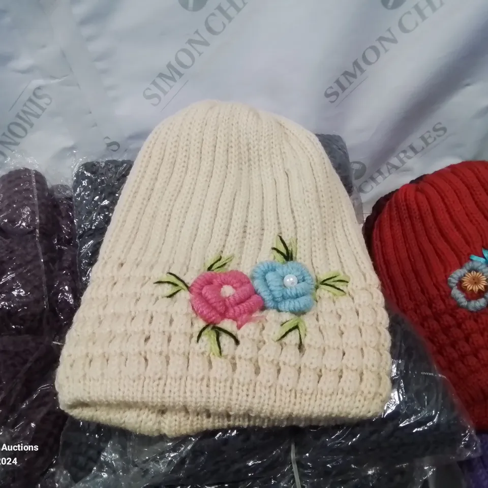 LOT CONTAINING LARGE AMOUNT OF BAGGED WOOLEN HATS IN VARIOUS COLOURS AND DESIGNS 