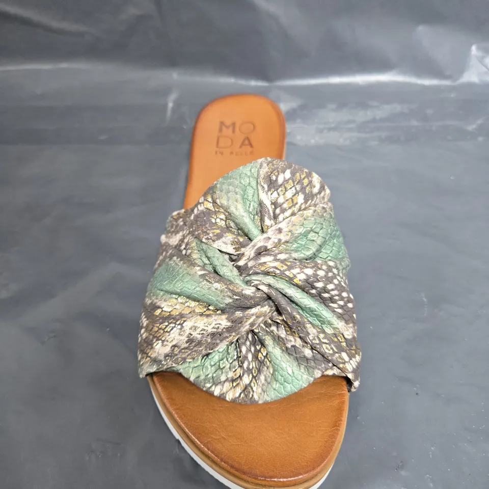 BOXED PAIR OF MODA SNAKE PRINT TWIST BOW SPORTY SANDAL - UK SIZE 39