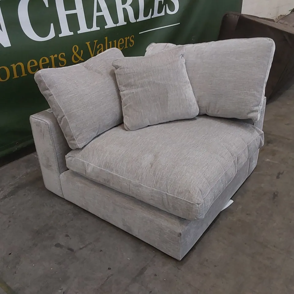 DESIGNER CORNER SOFA PIECE UPHOLSTERED IN GREY FABRIC WITH CUSHIONS