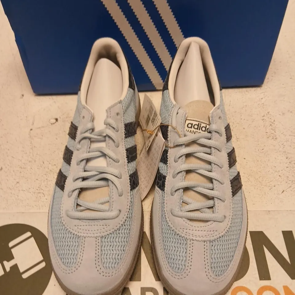 ADIDAS HANDBALL SPEZIAL TRAINERS – UK 6.5 (EU 40), LIGHT GREY/BLUE
