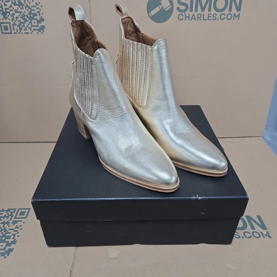 BOXED PAIR OF NV CHELSEA BOOTS – METALLIC TONE, UK SIZE 7