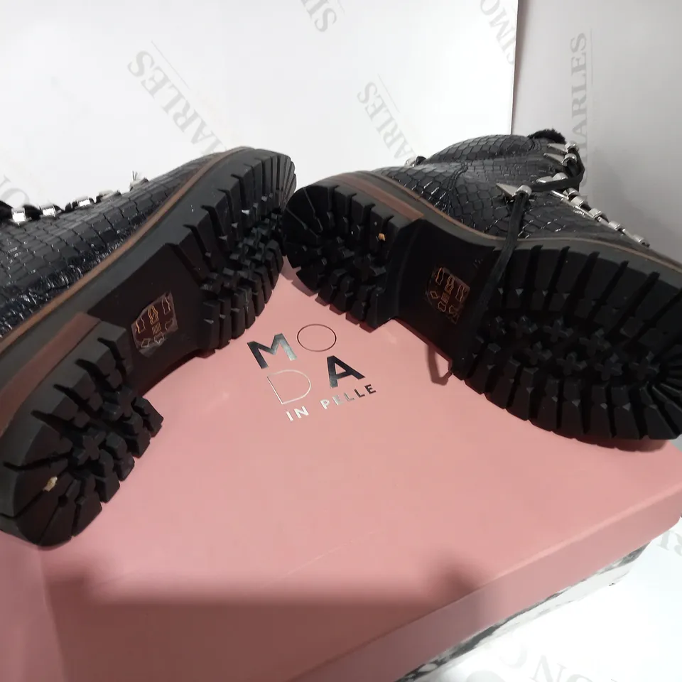 BOXED PAIR OF MODA BLACK CROC HIKER BOOTS  - SIZE 4