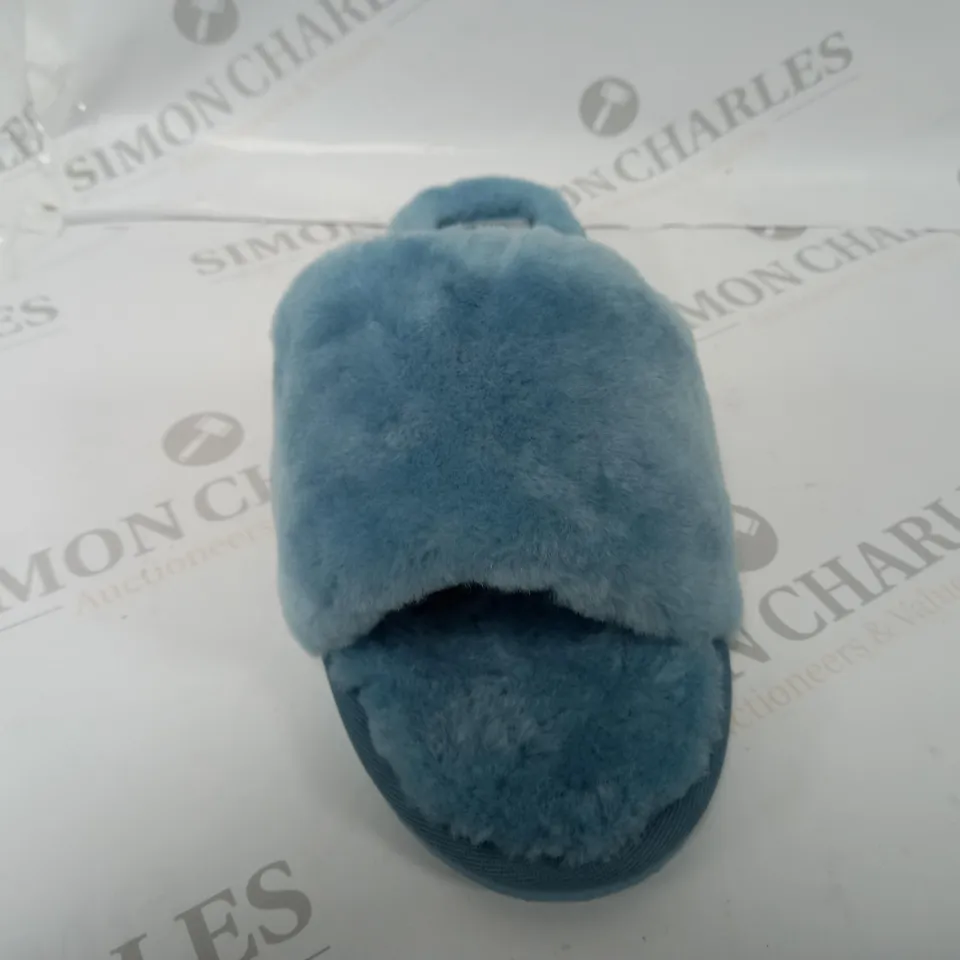 PAIR OF MODA IN PELLE SLIPPERS BLUE SIZE UNKNOWN