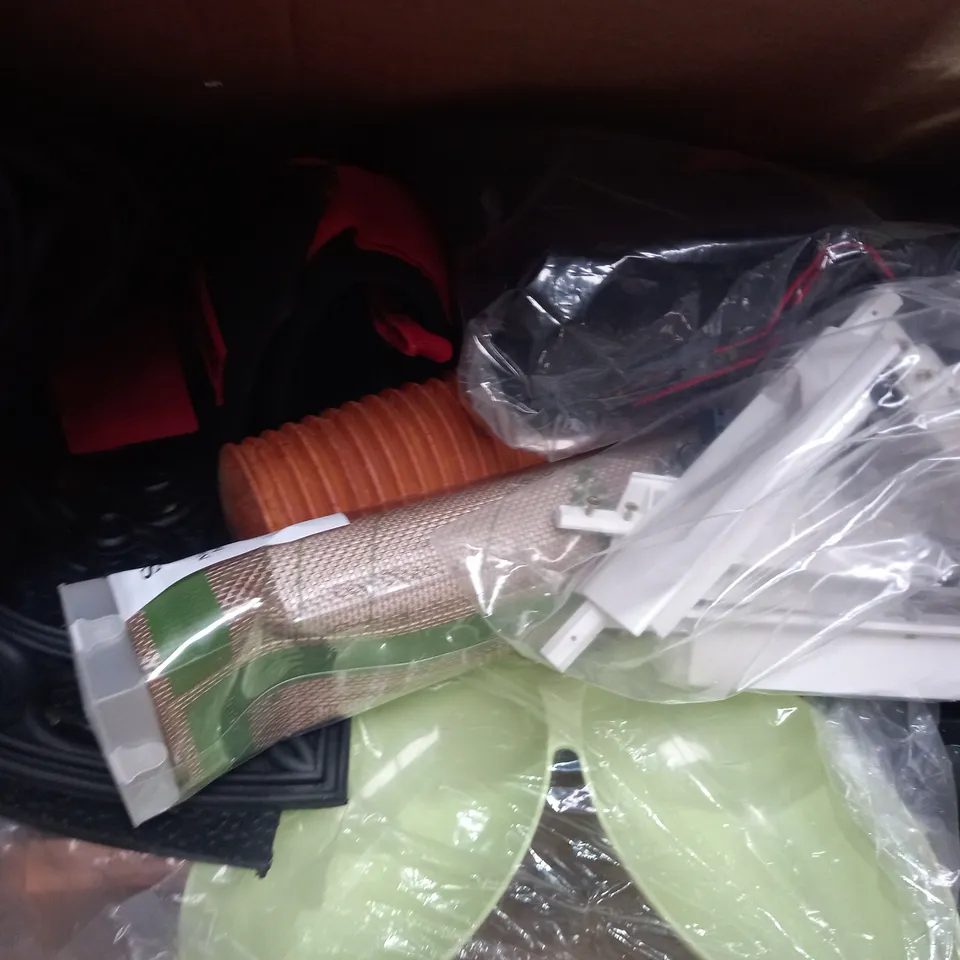 BOX OF APPROXIMATELY 10 ASSORTED HOUSEHOLD ITEMS TO INCLUDE EXQUISITE COLLECTION FESTIE BAUBLES IN BLUE, SHARPLES SHAKY FOX DOG TOY, DESIGNER BABY SHOWER DECORATIONS, ETC