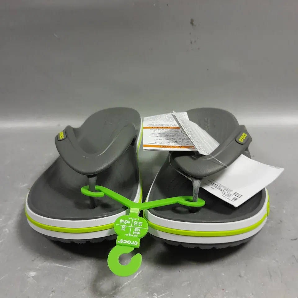 PAIR OF CROCS BAYABAND FLIP FLOPS - 6-8