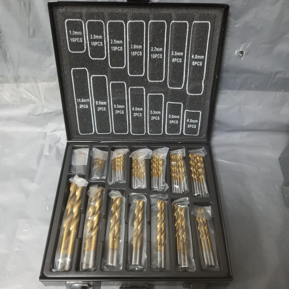 ASSORTED SCREWDRIVER FITTINGS IN VARIOUS SIZES 