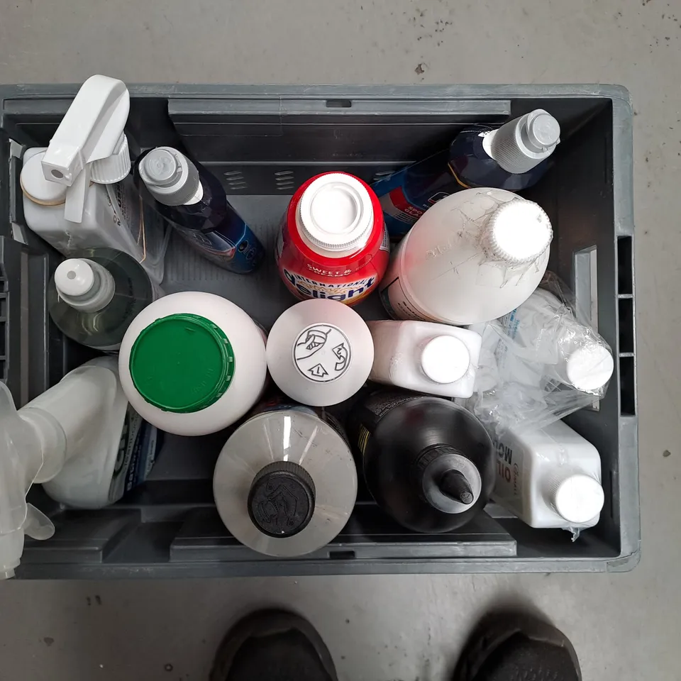 APPROXIMATELY 15 HOUSEHOLD LIQUIDS TO INCLUDE SURF LAUNDRY LIQUID, WOOD STAIN AND FLASH SPRAY