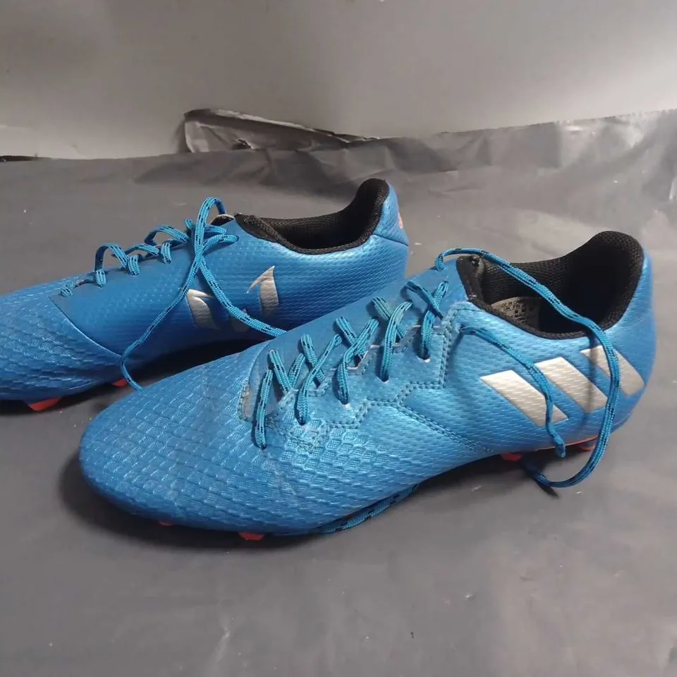 PAIR OF ADIDAS PREDATOR FOOTBALL BOOTS IN BLUE - UK 5