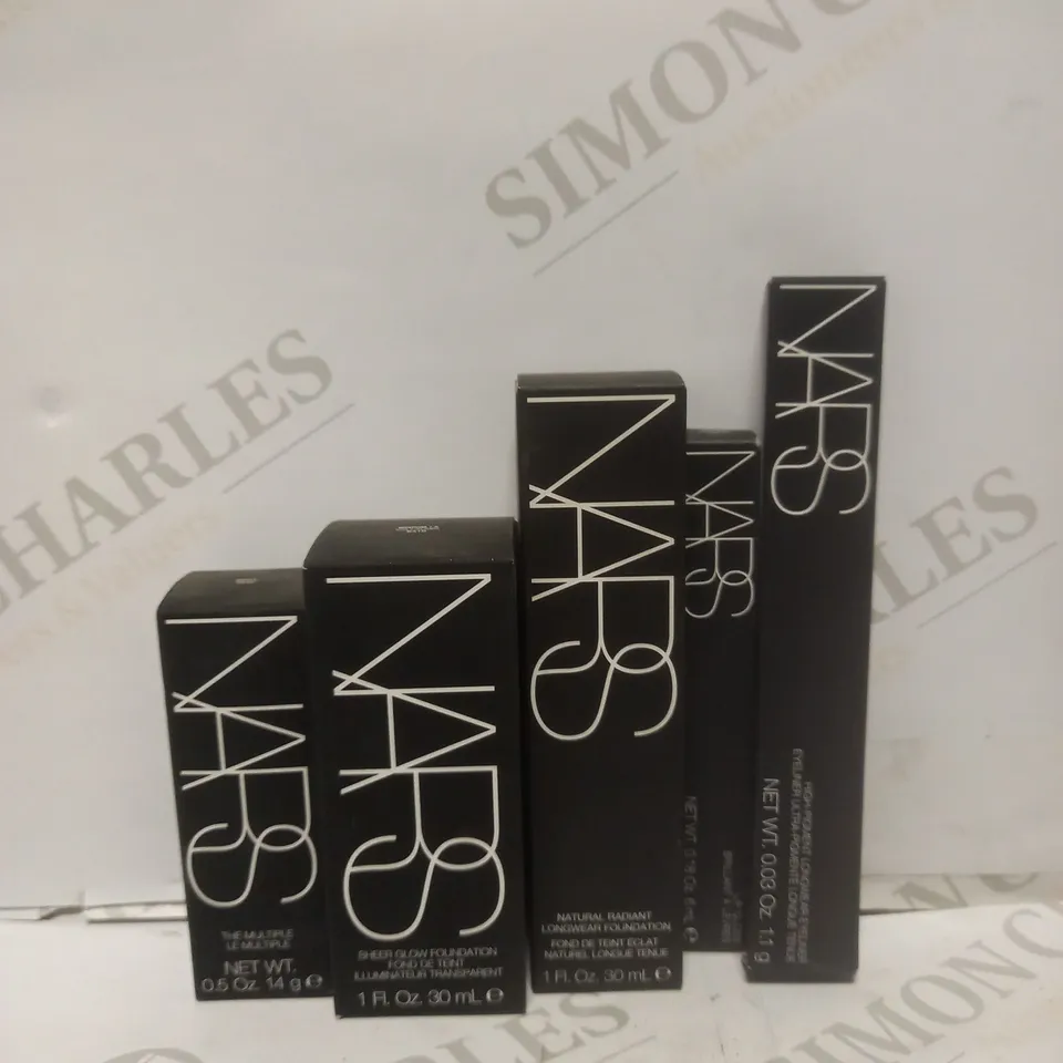 BOX OF APPROX 15 ASSORTED NARS ITEMS TO INCLUDE - SHEER GLOW FOUNDATION MEDIUM 1.5 - LONGWEAR FOUNDATION MED/DARK 2 - THE MULTIPLE MAUI 1512 ECT