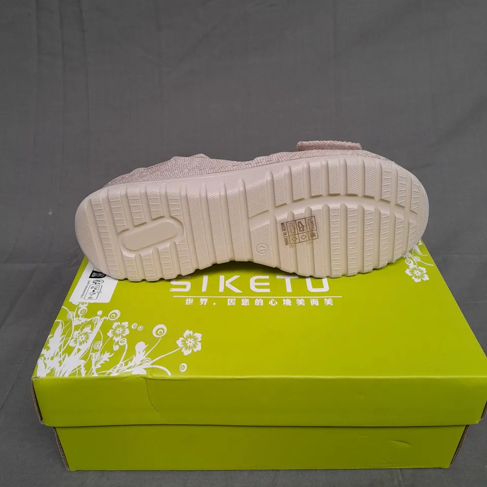 BOXED PAIR OF SIKETU SIZE 41 STRAP SANDAL IN BEIGE 