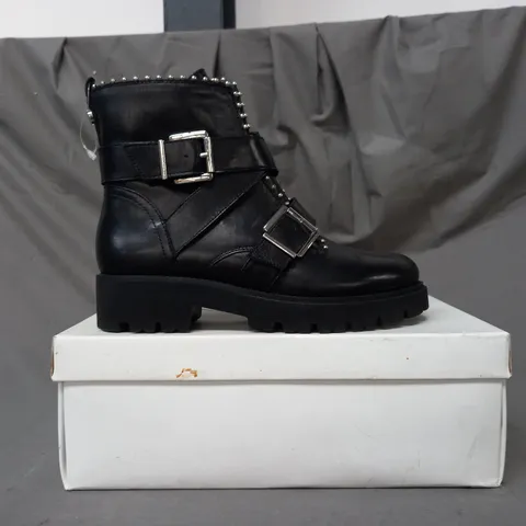 BOXED PAIR OF STEVE MADDEN HOOFY LEATHER ANKLE BOOTS IN BLACK EU SIZE 36